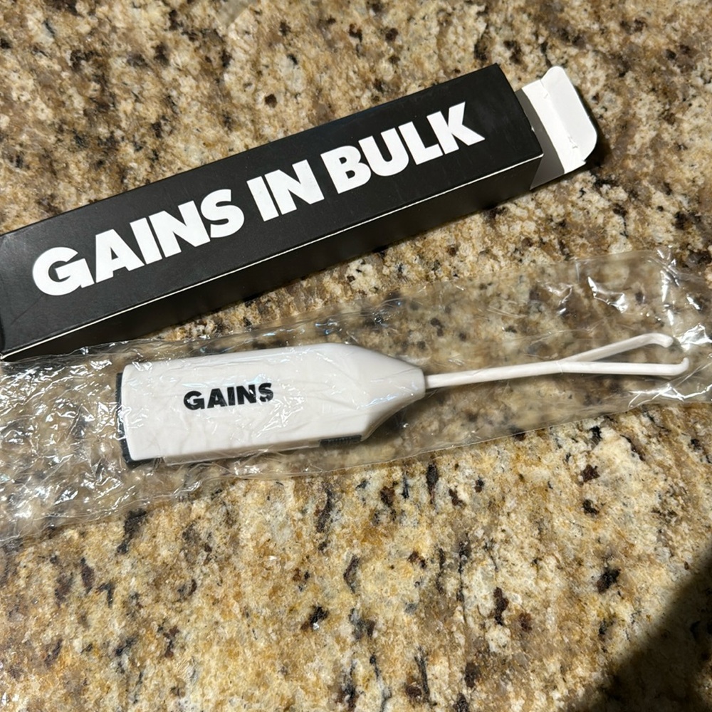Gains in Bulk battery operated two AA handheld mixer never used batteries incl.